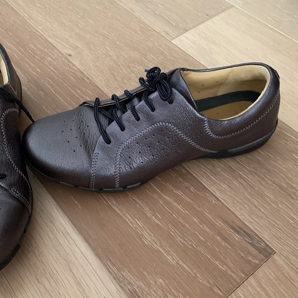 Clarks leather sneakers metallic silver size 7/7.5 - Picture 2 of 4